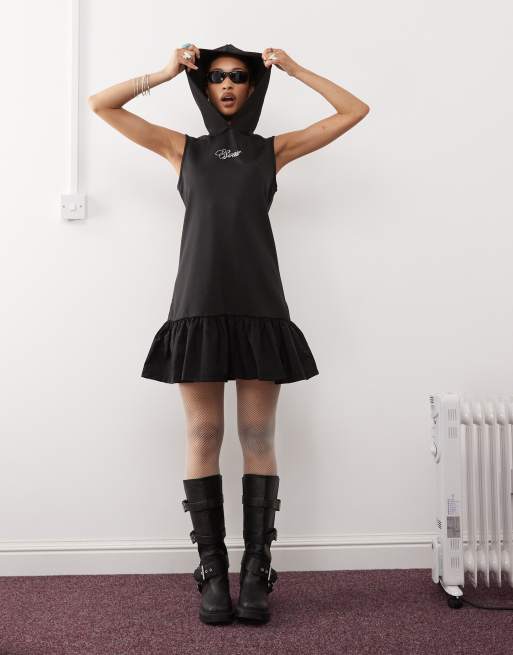 COLLUSION – Figurbetontes Minikleid mit tiefer Taille, voluminösem Rock, Kapuze und Strassbesatz