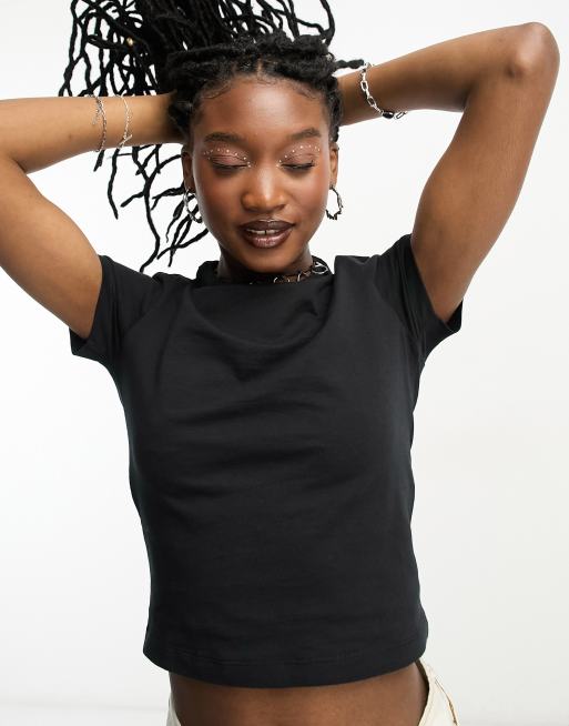 COLLUSION – Figurbetontes T-Shirt in Schwarz