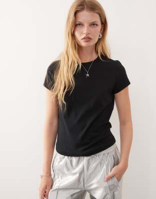 COLLUSION - Figurbetontes T-Shirt in Schwarz