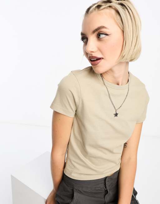 COLLUSION – Figurbetontes T-Shirt in Steinbeige 