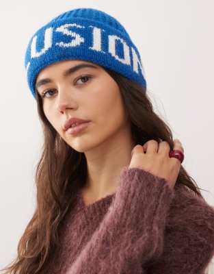 COLLUSION - Flauschige Beaniemütze in Blau mit Logo