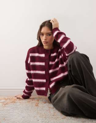 COLLUSION - Flauschige, gestreifte Strickjacke in Rosa und Purpur-Gelb