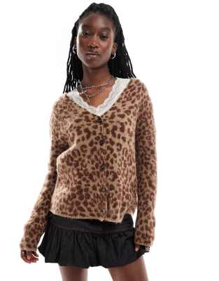 COLLUSION - Flauschige Strickjacke in Braun mit Leopardenmuster und V-Ausschnitt-Brown