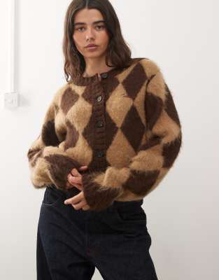COLLUSION - Flauschige Strickjacke in Braun mit Rautenmuster-Grün
