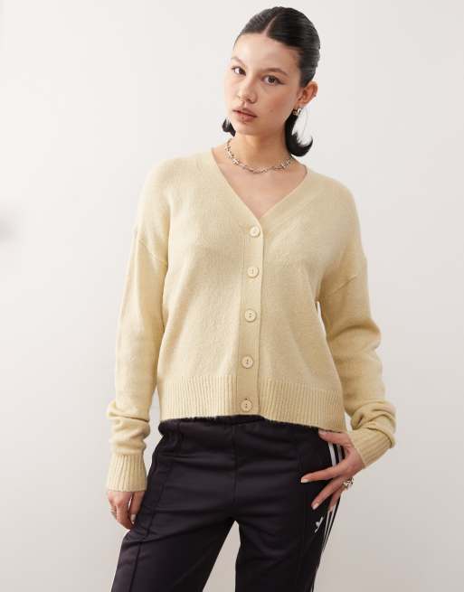 COLLUSION – Flauschige Strickjacke in Cremeweiß mit V-Ausschnitt