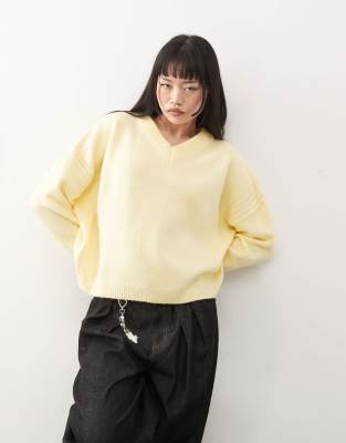COLLUSION - Flauschiger Strickpullover in Buttermilchgelb mit V-Ausschnitt