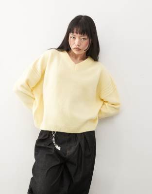 fluffy knitted v neck sweater in lemon-Yellow