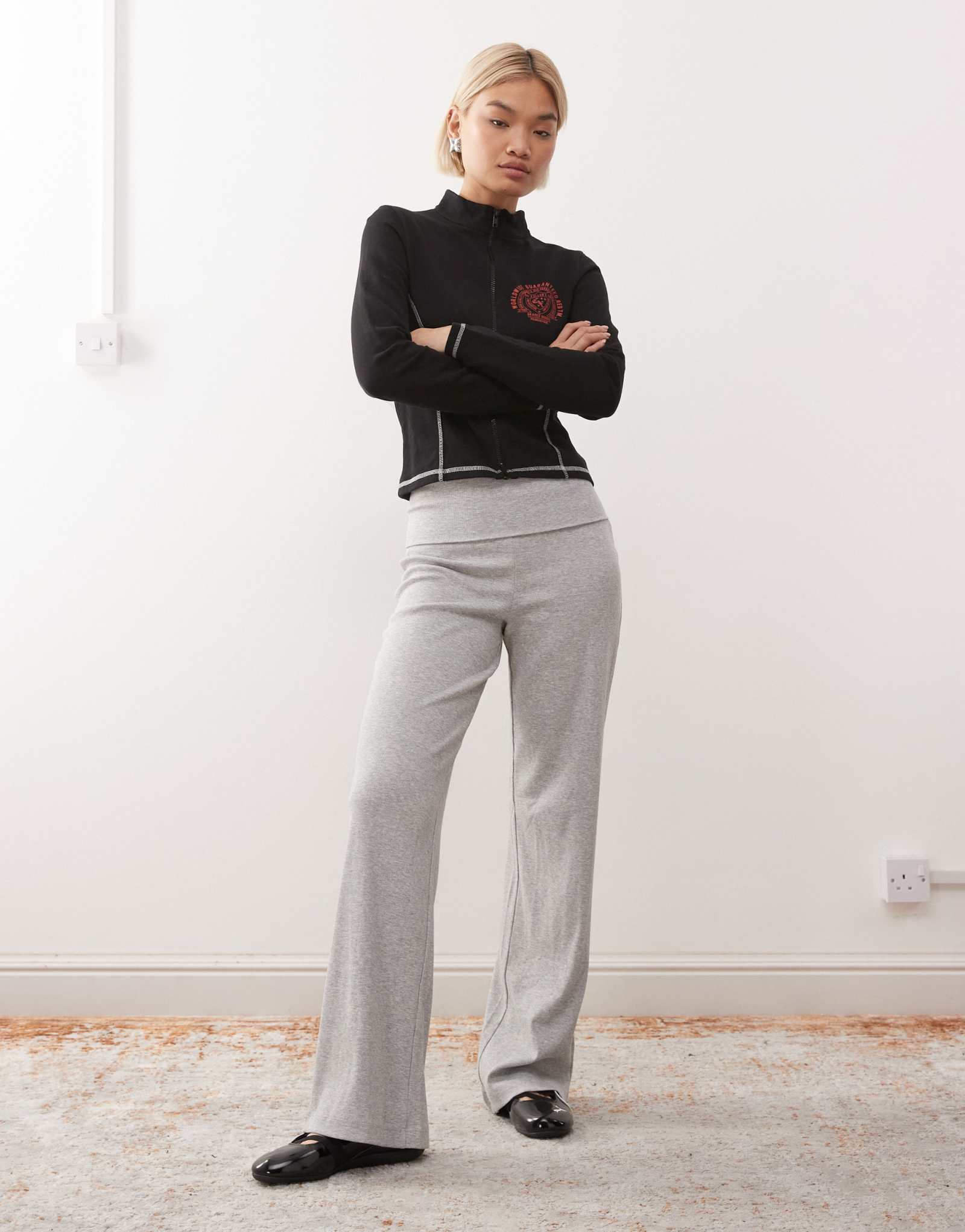 Расклешенные брюки для йоги в рубчик со складками на талии из серого вереска