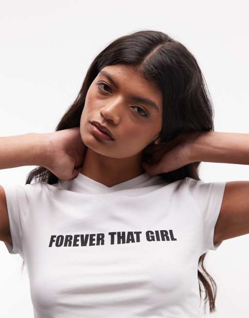 COLLUSION Forever That Girl T-Shirt mit V-Ausschnitt und Slogan in Weiß, 3 von 4