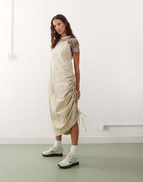 COLLUSION - Forvasket beige cami-midikjole med utility-design - view 1