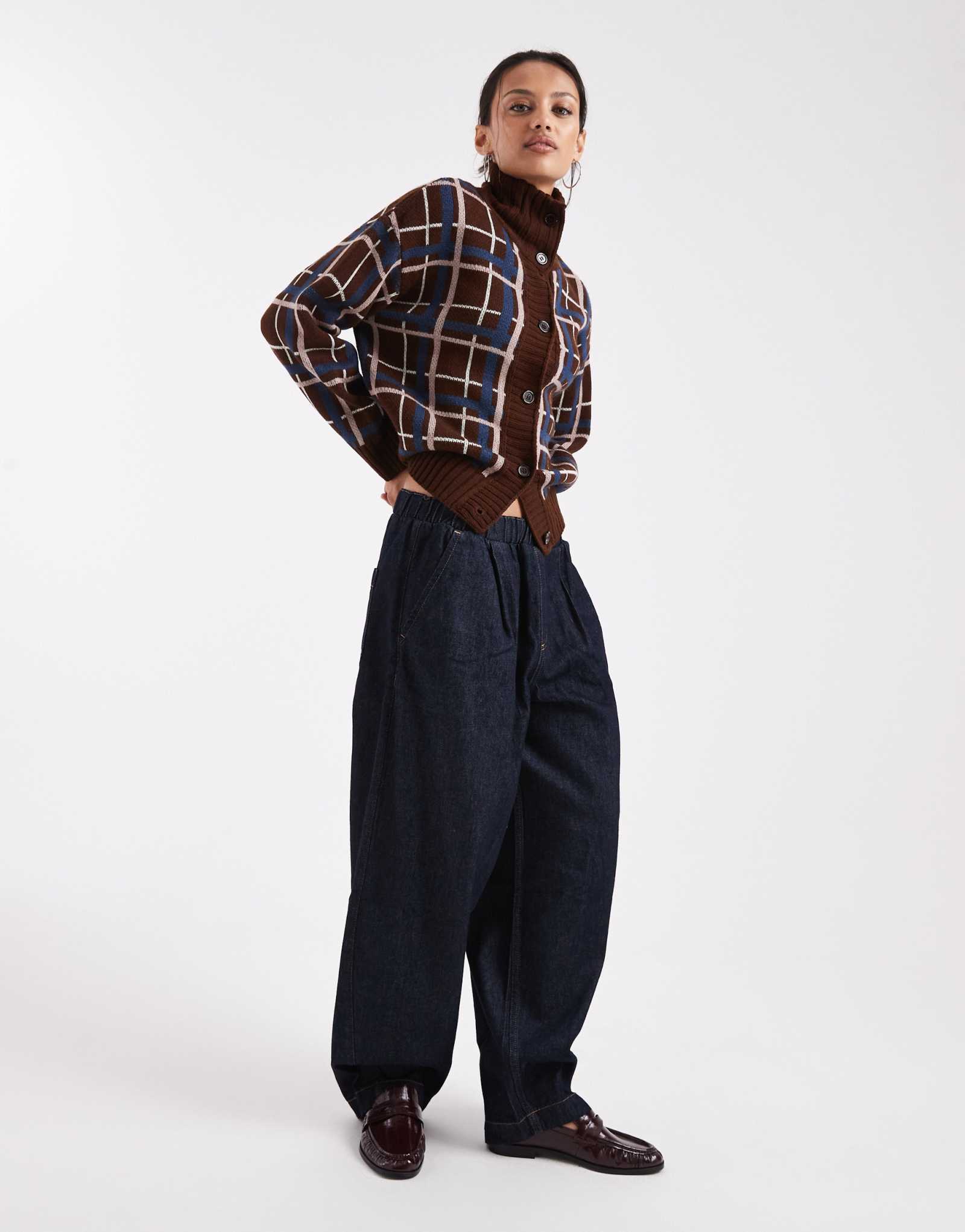 Коричневый свитер в клетку на пуговицах с воронкообразным вырезом COLLUSION коричневого цвета