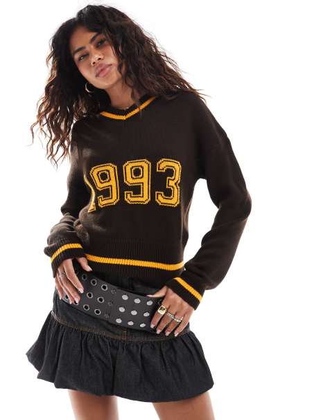 COLLUSION - Gebreide trui met V-hals en 1993 slogan en lange mouwen in bruin - view 1