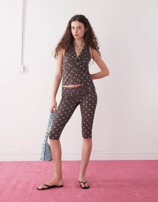 COLLUSION - Gepunktete Yoga-Caprihose in Braun-Bunt