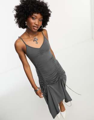 COLLUSION - Gerafftes Camisole-Midikleid in Grau-Brown