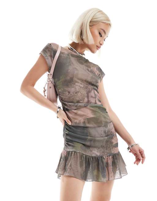 COLLUSION – Gerafftes T-Shirtkleid mit mehrfarbigem Military-Muster