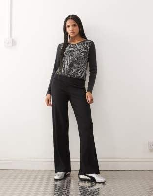 COLLUSION - Gerippte, ausgestellte Yoga-Hose in Schwarz mit umgeschlagenem Bund