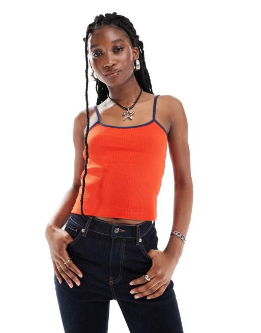 COLLUSION – Geripptes Camisole in Rot mit eckigem Ausschnitt