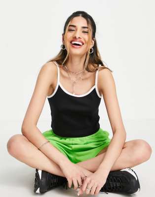 COLLUSION – Geripptes Camisole-Oberteil mit Kontrastdesign in Schwarz-Weiß