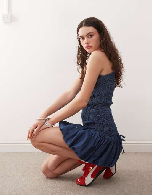 COLLUSION – Gesmoktes Minikleid in Mittelblau mit One-Shoulder-Träger und Ballonsaum