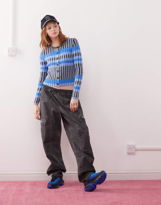 COLLUSION – Gestreifte Strickjacke in Blau, 2 von 4