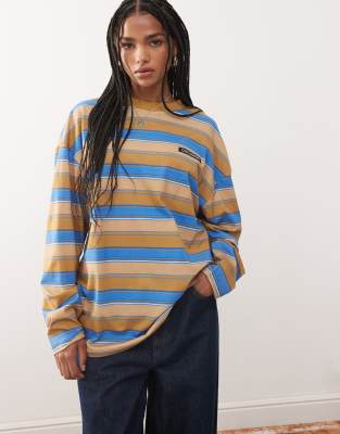 COLLUSION - Gestreiftes Anti-Fit-T-Shirt in Braun und Blau mit Logo-Aufnäher-Bunt