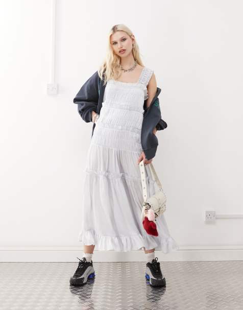 COLLUSION – Gestuftes Maxikleid aus Satin in Hellblau - view 1