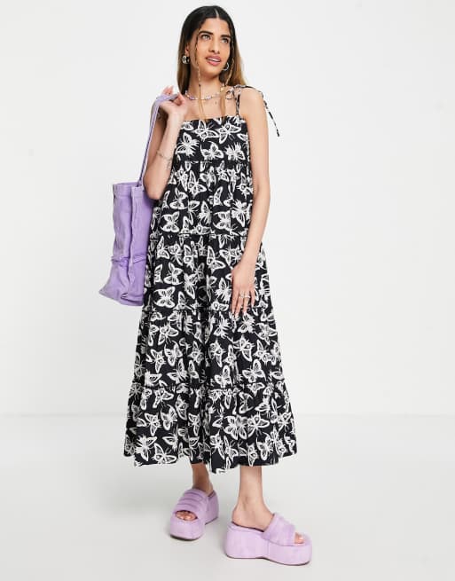 COLLUSION – Gestuftes Midikleid mit Camisole-Trägern in Schwarz mit Schmetterlingsmuster