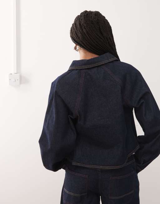 COLLUSION - Giacca aderente in denim con retro raccolto lavaggio risciacquato con cuciture rosa e arancioni, 4 di 4