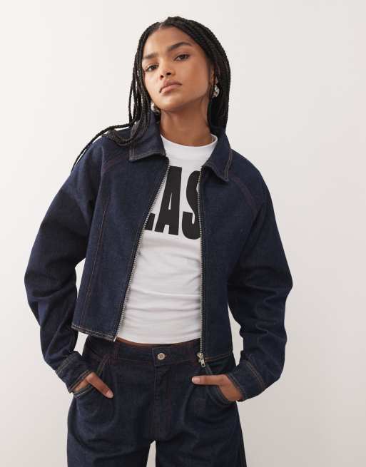 COLLUSION - Giacca aderente in denim lavaggio risciacquato con cuciture rosa e arancioni