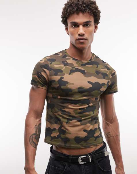 COLLUSION – Grön, kamouflagemönstrad, figurnära t-shirt - view 1