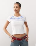 [Collusion] COLLUSION high v neck fitted t-shirt with lace trim and sport Sacramento graphic-White M WHITE