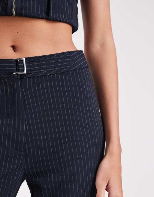 COLLUSION – Hose in Marineblau mit Nadelstreifen und niedrigem Bund, 3 von 5
