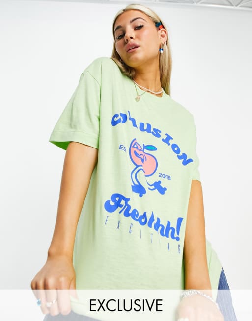 COLLUSION – Jabłkowozielony T-shirt z nadrukiem owocu i napisem „Fresh”