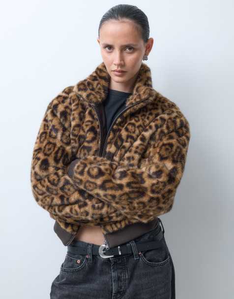 COLLUSION Jacke aus Faux-Fur mit Stehkragen und durchgehendem Reißverschluss in Leo-Optik - view 1