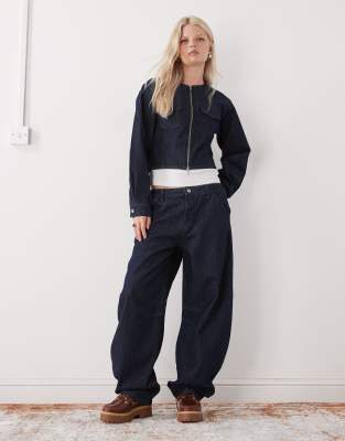 COLLUSION - Jeans in Blau mit Streifen, tiefem Bund und abgerundeter Beinform-Bunt