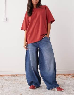COLLUSION - Jeans in Mittelblau mit extremem Ballonschnitt und niedrigem Bund