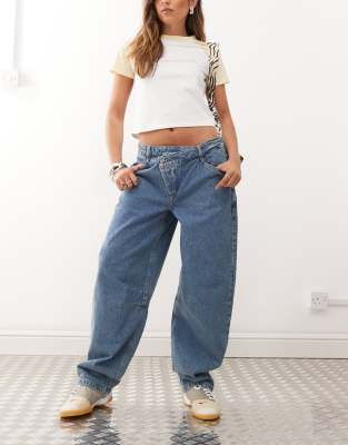 COLLUSION - Jeans in mittlerer Waschung mit weitem Bein und Stufensaum-Blau