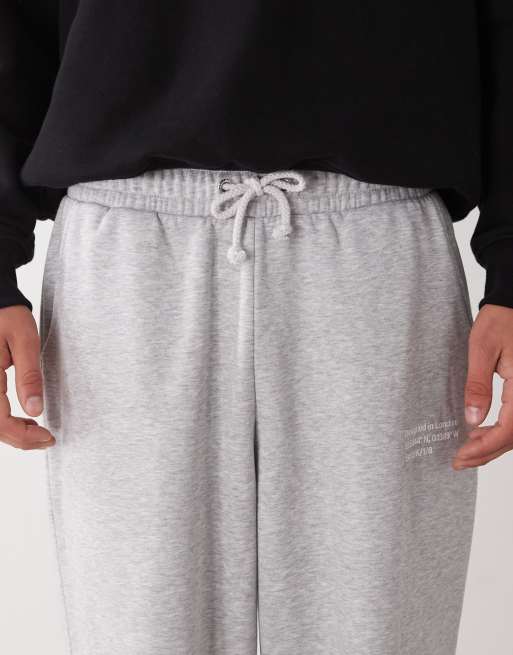 COLLUSION - Joggers comodi grigio mélange con stampa di coordinate, 5 di 5