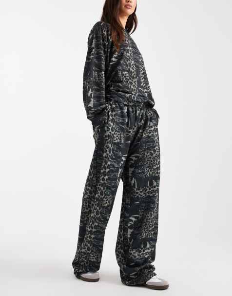 COLLUSION - Joggingbroek met wijde pijpen in tijger-camouflageprint met wassing - view 1