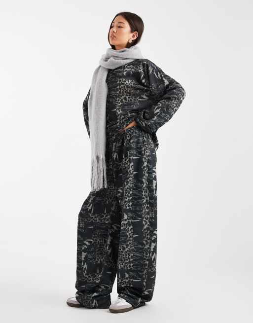 COLLUSION - Joggingbroek met wijde pijpen in tijger-camouflageprint met wassing, 2 van 5