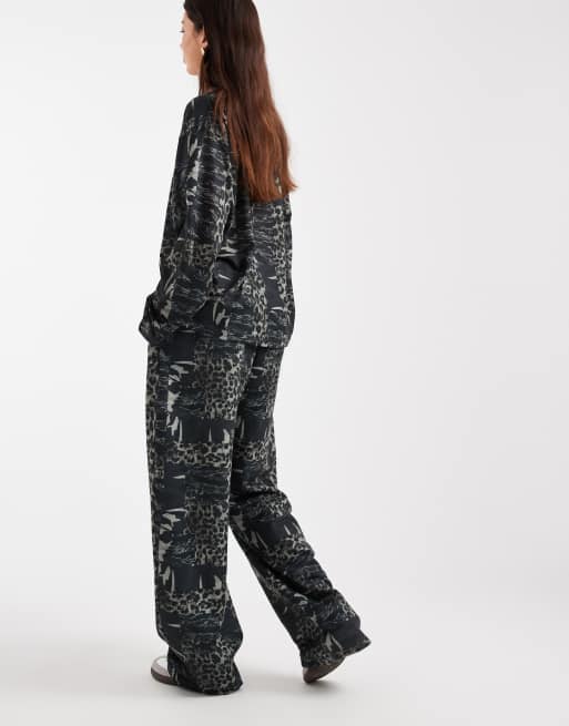 COLLUSION - Joggingbroek met wijde pijpen in tijger-camouflageprint met wassing, 4 van 5