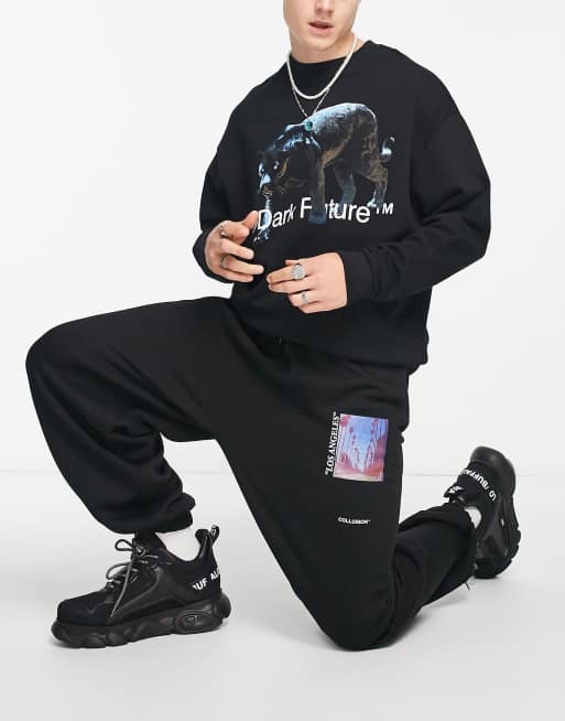 COLLUSION – Jogginghose in Schwarz mit fotografischem Textprint