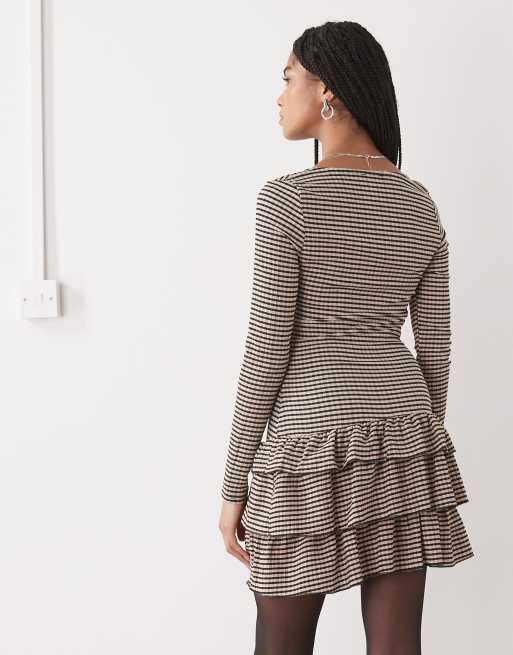 COLLUSION - Jurk met vierkante hals, lange mouwen en gingham ruit en textuur in bruin, 3 van 4