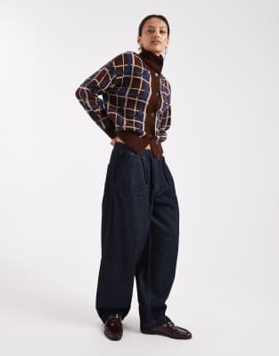 COLLUSION - Karierter Pullover in Braun mit Knopfleiste und Trichterkragen-Brown