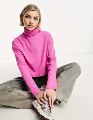 COLLUSION - Kastiger, gerippter Rollkragenpullover in Rosa