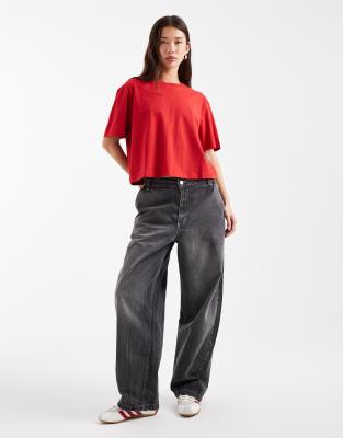 COLLUSION - Kastiges, kurzärmliges T-Shirt in Kirschrot