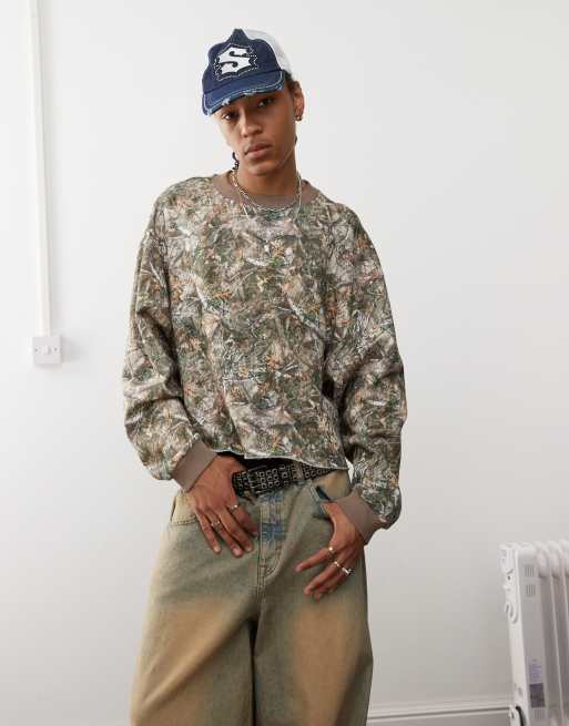 COLLUSION – Kastiges Sweatshirt in Khaki mit mehrfarbigem Military-Muster 