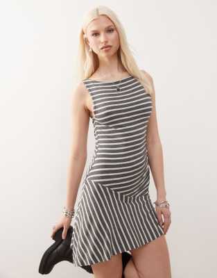 COLLUSION - Kleid in Grau gestreift mit U-Boot-Ausschnitt und tiefer Taille-Bunt