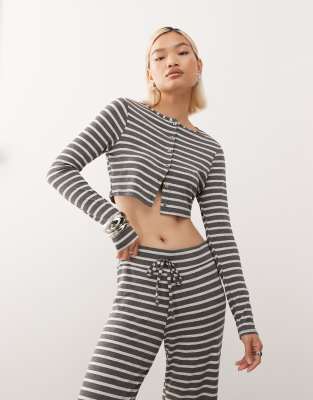 COLLUSION - Knapp geschnittene Cropped-Strickjacke in Grau mit Streifen, Kombiteil-Bunt