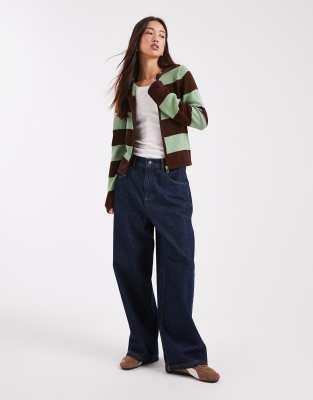 COLLUSION - Knapp geschnittener Kapuzenpullover aus Strick mit Streifen in Mintgrün und Schokobraun-Brown